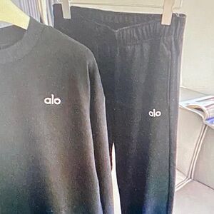 ALO Yoga Women's Classic Black Crew Neck Sweater